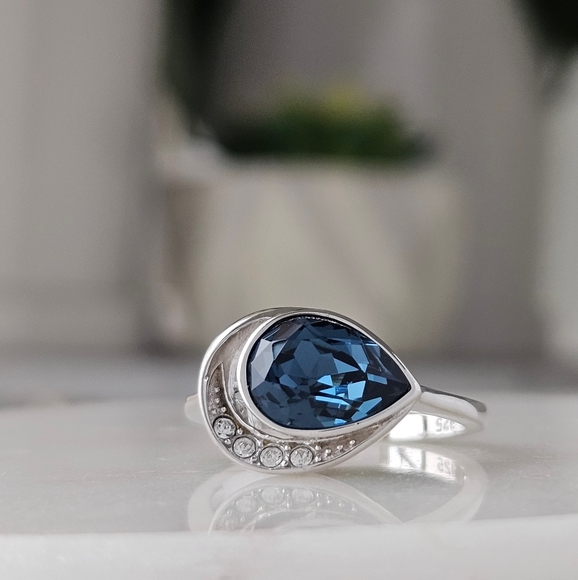 Dark blue Swarovski crystal ring, size 9, 925 Sterling Silver band - Picture 5 of 8